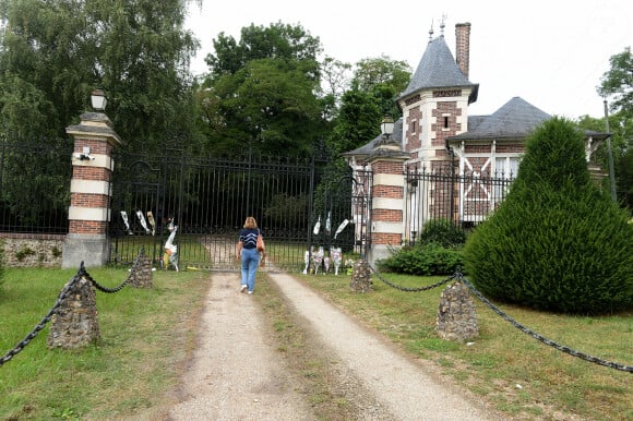 Illustration au domaine de Douchy après l'annonce de la mort de Alain Delon le 18 août 2024.