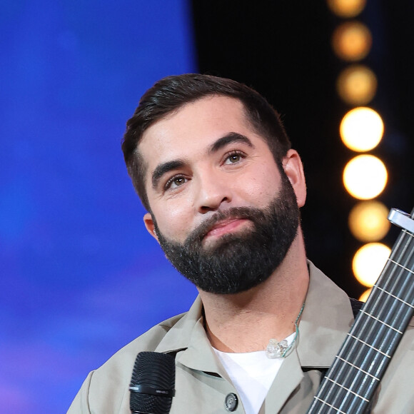 Le chanteur s'est révélé au grand public en remportant la troisième édition de The Voice sur TF1
Kendji Girac - Les personnalités se mobilisent lors de la 37ème édition du Téléthon sur le plateau de France 2, avec pour parrain Vianney. Cette année, 80,6 millions de dons ont été promis. Le 9 décembre 2023. © Coadic Guirec / Bestimage