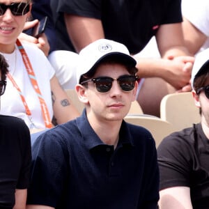 Patrick Bruel et ses fils Léon et Oscar dans les tribunes des Internationaux de France de tennis de Roland Garros 2024 à Paris, France, le 4 juin 2024. © Jacovides-Moreau/Bestimage 