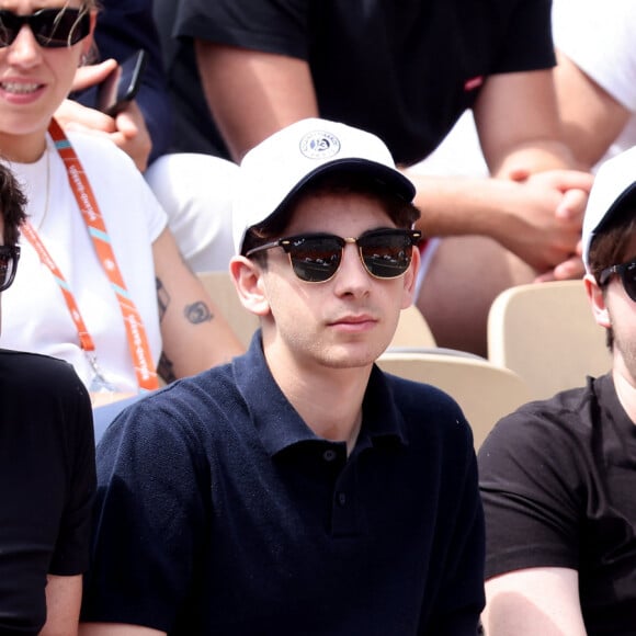 Patrick Bruel et ses fils Léon et Oscar dans les tribunes des Internationaux de France de tennis de Roland Garros 2024 à Paris, France, le 4 juin 2024. © Jacovides-Moreau/Bestimage 