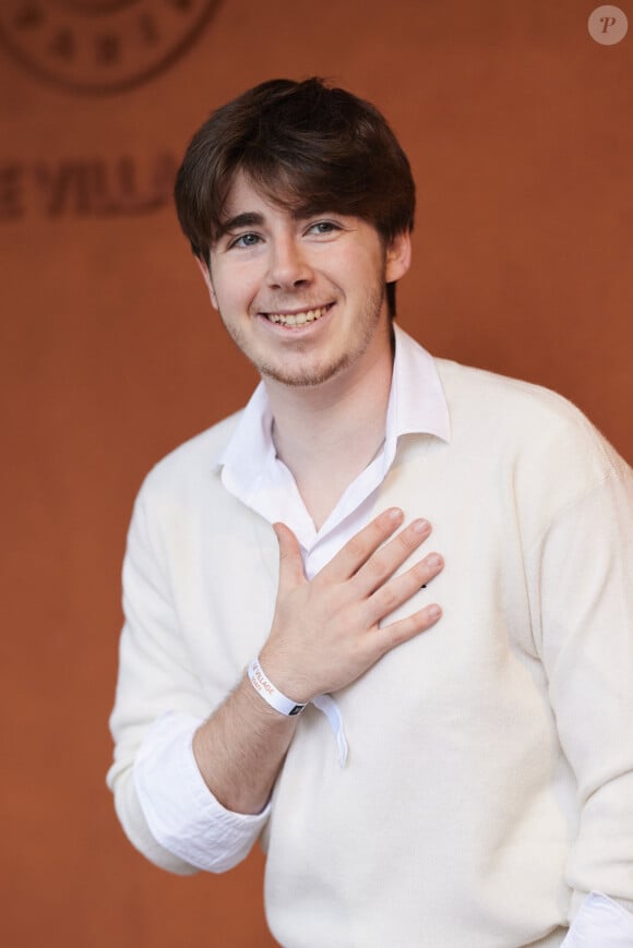 Tous les mercredis, sur Instagram, il a décidé de donner des conseils pour développer notre esprit.
Oscar Bruel au village (night session) lors des Internationaux de France de tennis de Roland Garros 2024, à Paris, France, le 31 mai 2024. © Jacovides-Moreau/Bestimage 