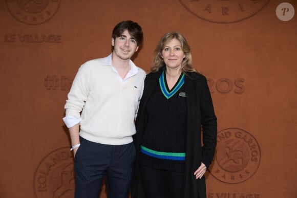 Leur fils Oscar a été diplômé d'une grande université et est devenu neuroscientifique.
Amanda Sthers et son fils Oscar Bruel au village (night session) lors des Internationaux de France de tennis de Roland Garros 2024, à Paris, France, le 31 mai 2024. © Jacovides-Moreau/Bestimage 