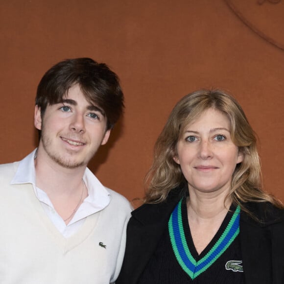 Leur fils Oscar a été diplômé d'une grande université et est devenu neuroscientifique.
Amanda Sthers et son fils Oscar Bruel au village (night session) lors des Internationaux de France de tennis de Roland Garros 2024, à Paris, France, le 31 mai 2024. © Jacovides-Moreau/Bestimage 