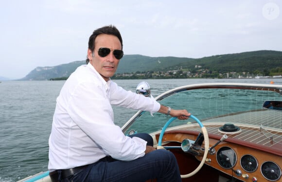 Exclusif - Rendez-vous avec Anthony Delon, en promenade en Riva sur le lac du Bourget à Aix-les-Bains, à l'occasion de la 3ème Edition du Cinéma Français et de la Gastronomie. Le 8 juin 2024 © Denis Guignebourg / Bestimage