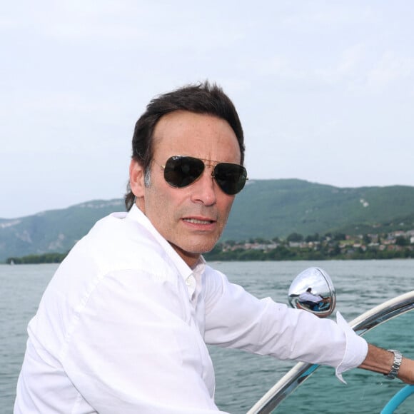 Exclusif - Rendez-vous avec Anthony Delon, en promenade en Riva sur le lac du Bourget à Aix-les-Bains, à l'occasion de la 3ème Edition du Cinéma Français et de la Gastronomie. Le 8 juin 2024 © Denis Guignebourg / Bestimage