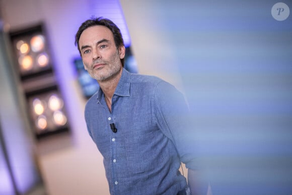 On y voit le chien que son père aimait tant, Loubo, et qu'Anthony affectionne aussi beaucoup
Exclusif - Anthony Delon - Anthony Delon fait la promotion de son livre "Bastingage" sur le plateau de l'émission "C à Vous" à Paris le 27 mars 2024. © Cyril Moreau/Bestimage