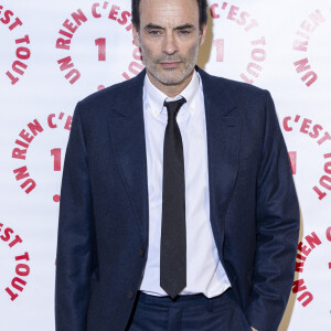 Anthony Delon au photocall des invités au dîner de gala de l'association "Un rien c'est tout" au musée de l'armée aux Invalides à Paris le 7 mars 2024. Un Rien C’est Tout est une association à but non lucratif loi 1901 créée en septembre 2016 et implantée à Bordeaux Depuis 2017, plus de 3,7 millions d’euros de dons collectés pour 270 projets solidaires réalisés, hébergés sous quatre grandes causes : Droit à la dignité, enfance, santé et environnement. Le principe : proposer aux clients des partenaires de donner un euro ou d'arrondir le prix des achats. Tous ces petits riens permettent de gérer de grands projets. © Cyril Moreau / Bestimage  Photocall of guests at the gala dinner for the association "Un rien c'est tout" at the Musée de l'Armée at Les Invalides in Paris on 7 March 2024. Un Rien C'est Tout is a non-profit association under the French law of 1901 created in September 2016 and based in Bordeaux Since 2017, more than €3.7 million in donations have been collected for 270 solidarity projects carried out, hosted under four major causes: Right to dignity, childhood, health and environment. The idea is to offer our partners' customers the chance to donate a euro or round off the price of their purchases. All these little things help to manage major projects.