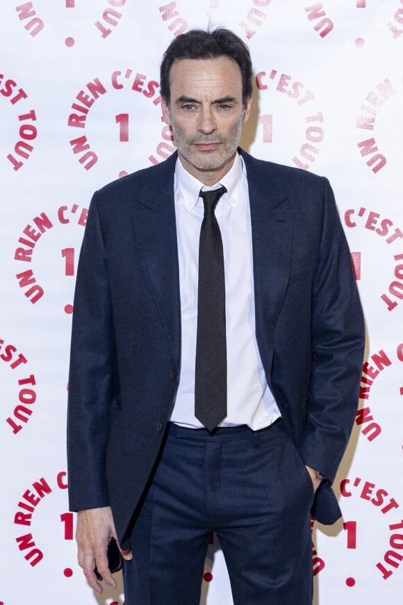 Anthony Delon au photocall des invités au dîner de gala de l'association "Un rien c'est tout" au musée de l'armée aux Invalides à Paris le 7 mars 2024. Un Rien C’est Tout est une association à but non lucratif loi 1901 créée en septembre 2016 et implantée à Bordeaux Depuis 2017, plus de 3,7 millions d’euros de dons collectés pour 270 projets solidaires réalisés, hébergés sous quatre grandes causes : Droit à la dignité, enfance, santé et environnement. Le principe : proposer aux clients des partenaires de donner un euro ou d'arrondir le prix des achats. Tous ces petits riens permettent de gérer de grands projets. © Cyril Moreau / Bestimage  Photocall of guests at the gala dinner for the association "Un rien c'est tout" at the Musée de l'Armée at Les Invalides in Paris on 7 March 2024. Un Rien C'est Tout is a non-profit association under the French law of 1901 created in September 2016 and based in Bordeaux Since 2017, more than €3.7 million in donations have been collected for 270 solidarity projects carried out, hosted under four major causes: Right to dignity, childhood, health and environment. The idea is to offer our partners' customers the chance to donate a euro or round off the price of their purchases. All these little things help to manage major projects.