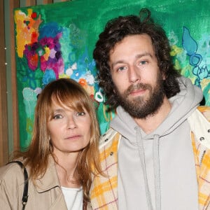 Semi Exclusif - Axelle Laffont et son compagnon Romain Sichez - Vernissage de l'exposition Caroline Faindt "Essentielle" chez Wonder Nature à Paris le 11 mars 2024. © Coadic Guirec / Bestimage