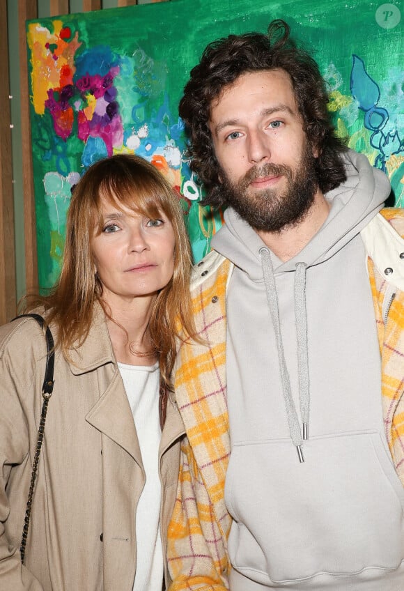 Semi Exclusif - Axelle Laffont et son compagnon Romain Sichez - Vernissage de l'exposition Caroline Faindt "Essentielle" chez Wonder Nature à Paris le 11 mars 2024. © Coadic Guirec / Bestimage