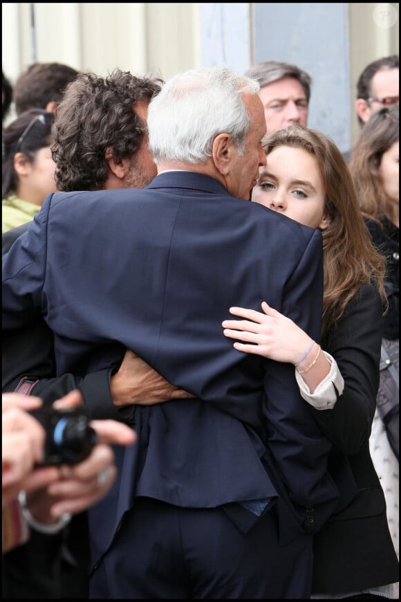 Patrice Laffont et ses enfants lors des obsèques de son père Robert Laffont en l'église Saint-Sulpice à Paris.