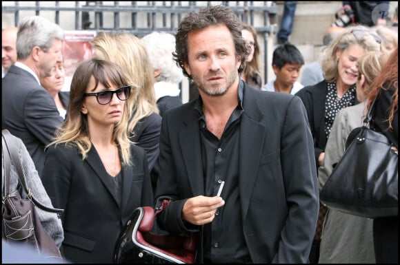 Axelle et Fabrice Laffont lors des obsèques de leur grand-père Robert Laffont en l'église Saint-Sulpice à Paris.