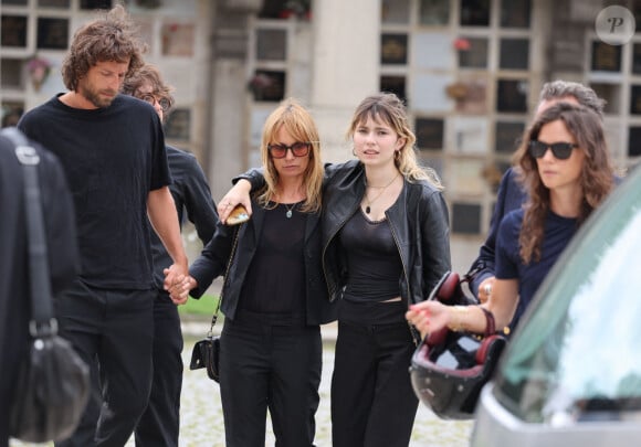 Axelle Laffont entourée de son compagnon Romain Sichez et de sa fille Mitty Hazanavicius - Obsèques de P.Laffont dans la salle de la Coupole du cimetière du Père-Lachaise à Paris, le 23 août 2024. L'animateur de télévision est décédé le 7 août 2024 à l'âge de 84 ans. © Dominique Jacovides / Bestimage