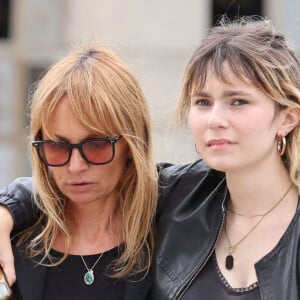 Axelle Laffont et sa fille Mitty Hazanavicius - Obsèques de P.Laffont dans la salle de la Coupole du cimetière du Père-Lachaise à Paris, le 23 août 2024. L'animateur de télévision est décédé le 7 août 2024 à l'âge de 84 ans. © Dominique Jacovides / Bestimage