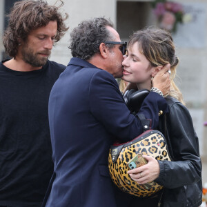 Fabrice Laffont embrasse sa nièce Mitty Hazanavicius, sous le regard de Romain Sichez - Obsèques de P.Laffont dans la salle de la Coupole du cimetière du Père-Lachaise à Paris, le 23 août 2024. L'animateur de télévision est décédé le 7 août 2024 à l'âge de 84 ans. © Dominique Jacovides / Bestimage