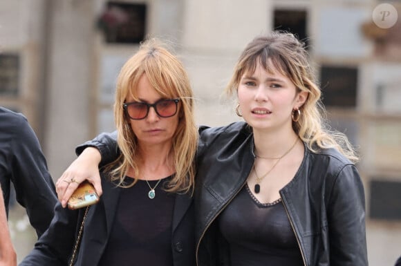 Axelle Laffont et sa fille Mitty Hazanavicius - Obsèques de P.Laffont dans la salle de la Coupole du cimetière du Père-Lachaise à Paris, le 23 août 2024. L'animateur de télévision est décédé le 7 août 2024 à l'âge de 84 ans. © Dominique Jacovides / Bestimage