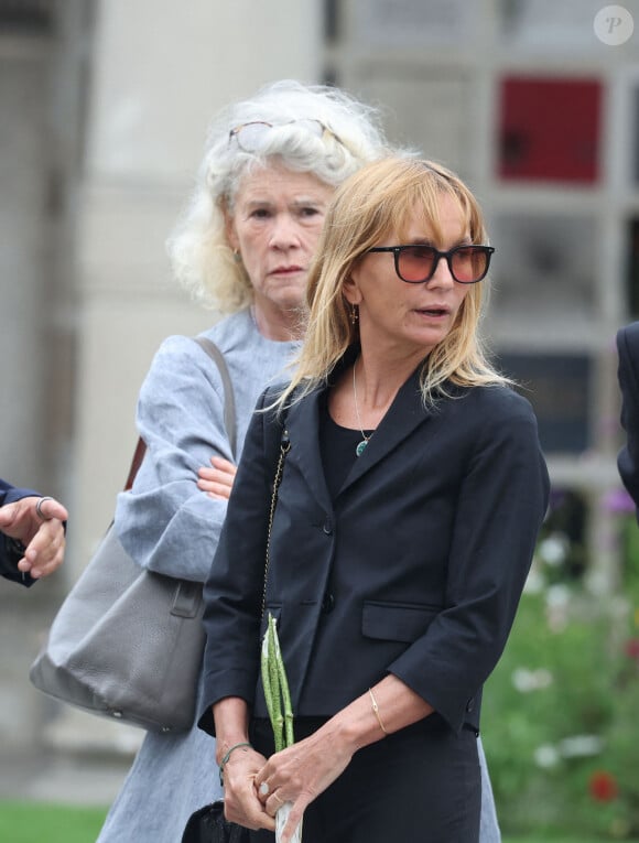 Axelle Laffont et sa tante Isabelle Laffont - Obsèques de P.Laffont dans la salle de la Coupole du cimetière du Père-Lachaise à Paris, le 23 août 2024. L'animateur de télévision est décédé le 7 août 2024 à l'âge de 84 ans. © Dominique Jacovides / Bestimage