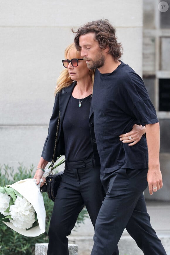 Sa fille Axelle Laffont a notamment fait le déplacement avec son compagnon Romain
Axelle Laffont et son compagnon Romain Sichez - Obsèques de P.Laffont dans la salle de la Coupole du cimetière du Père-Lachaise à Paris, le 23 août 2024. L'animateur de télévision est décédé le 7 août 2024 à l'âge de 84 ans. © Dominique Jacovides / Bestimage