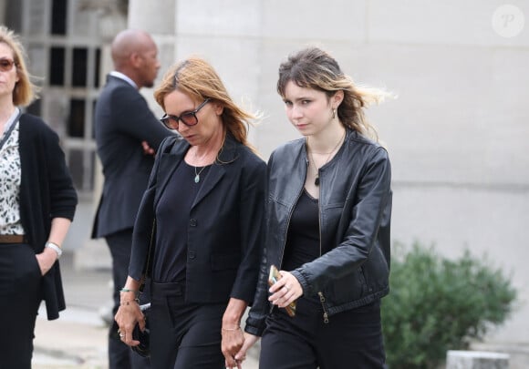 Axelle Laffont et sa fille Mitty Hazanavicius - Obsèques de P.Laffont dans la salle de la Coupole du cimetière du Père-Lachaise à Paris, le 23 août 2024. L'animateur de télévision est décédé le 7 août 2024 à l'âge de 84 ans. © Dominique Jacovides / Bestimage