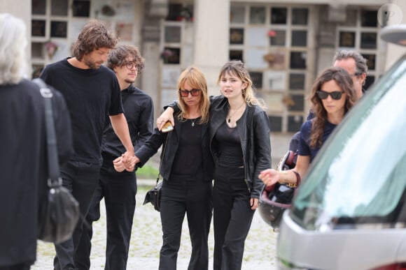 Axelle Laffont entourée de son compagnon Romain Sichez et de sa fille Mitty Hazanavicius - Obsèques de P.Laffont dans la salle de la Coupole du cimetière du Père-Lachaise à Paris, le 23 août 2024. L'animateur de télévision est décédé le 7 août 2024 à l'âge de 84 ans. © Dominique Jacovides / Bestimage