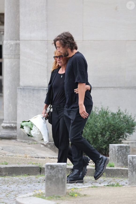 Axelle Laffont et son compagnon Romain Sichez - Obsèques de P.Laffont dans la salle de la Coupole du cimetière du Père-Lachaise à Paris, le 23 août 2024. L'animateur de télévision est décédé le 7 août 2024 à l'âge de 84 ans. © Dominique Jacovides / Bestimage