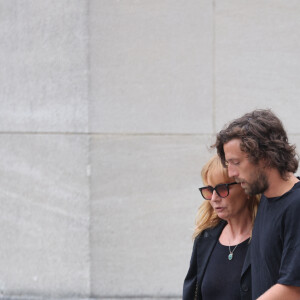 Axelle Laffont et son compagnon Romain Sichez - Obsèques de P.Laffont dans la salle de la Coupole du cimetière du Père-Lachaise à Paris, le 23 août 2024. L'animateur de télévision est décédé le 7 août 2024 à l'âge de 84 ans. © Dominique Jacovides / Bestimage