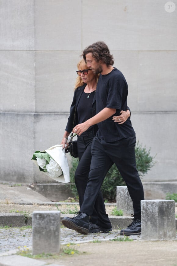 Axelle Laffont et son compagnon Romain Sichez - Obsèques de P.Laffont dans la salle de la Coupole du cimetière du Père-Lachaise à Paris, le 23 août 2024. L'animateur de télévision est décédé le 7 août 2024 à l'âge de 84 ans. © Dominique Jacovides / Bestimage