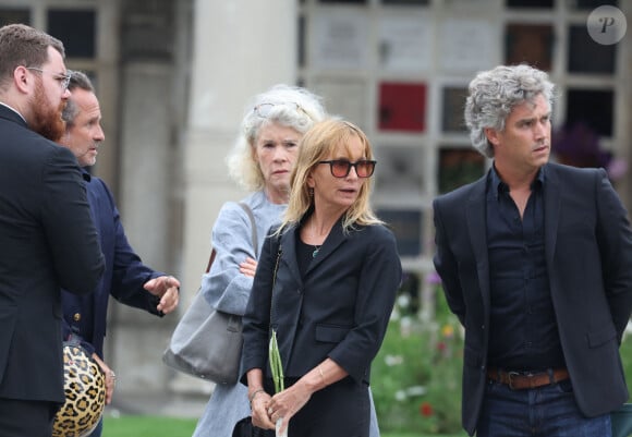 Axelle Laffont et sa tante Isabelle Laffont, guest - Obsèques de P.Laffont dans la salle de la Coupole du cimetière du Père-Lachaise à Paris, le 23 août 2024. L'animateur de télévision est décédé le 7 août 2024 à l'âge de 84 ans. © Dominique Jacovides / Bestimage