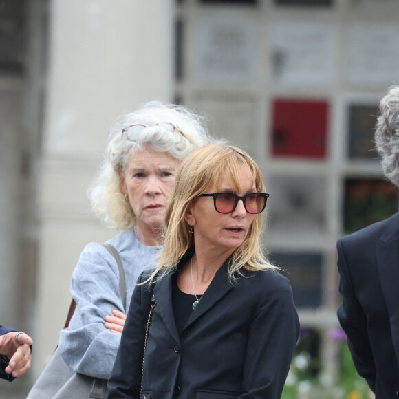 Axelle Laffont et sa tante Isabelle Laffont, guest - Obsèques de P.Laffont dans la salle de la Coupole du cimetière du Père-Lachaise à Paris, le 23 août 2024. L'animateur de télévision est décédé le 7 août 2024 à l'âge de 84 ans. © Dominique Jacovides / Bestimage