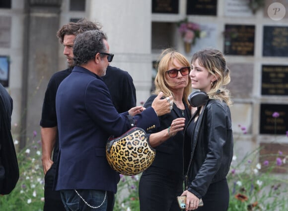 Fabrice Laffont, Romain Sichez, sa compagne Axelle Laffont et sa fille Mitty Hazanavicius - Obsèques de P.Laffont dans la salle de la Coupole du cimetière du Père-Lachaise à Paris, le 23 août 2024. L'animateur de télévision est décédé le 7 août 2024 à l'âge de 84 ans. © Dominique Jacovides / Bestimage