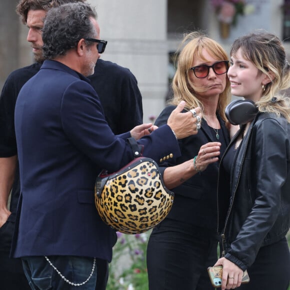 Fabrice Laffont, Romain Sichez, sa compagne Axelle Laffont et sa fille Mitty Hazanavicius - Obsèques de P.Laffont dans la salle de la Coupole du cimetière du Père-Lachaise à Paris, le 23 août 2024. L'animateur de télévision est décédé le 7 août 2024 à l'âge de 84 ans. © Dominique Jacovides / Bestimage