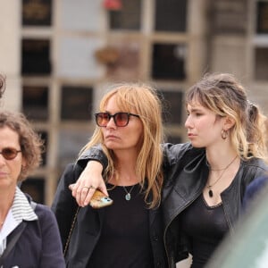 Mère et fille sont apparues bras dessus, bras dessous pour rendre un dernier adieu à Patrice Laffont
Axelle Laffont et sa fille Mitty Hazanavicius - Obsèques de P.Laffont dans la salle de la Coupole du cimetière du Père-Lachaise à Paris, le 23 août 2024. L'animateur de télévision est décédé le 7 août 2024 à l'âge de 84 ans. © Dominique Jacovides / Bestimage