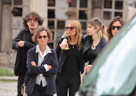 Mère et fille sont apparues bras dessus, bras dessous pour rendre un dernier adieu à Patrice Laffont
Axelle Laffont et sa fille Mitty Hazanavicius - Obsèques de P.Laffont dans la salle de la Coupole du cimetière du Père-Lachaise à Paris, le 23 août 2024. L'animateur de télévision est décédé le 7 août 2024 à l'âge de 84 ans. © Dominique Jacovides / Bestimage