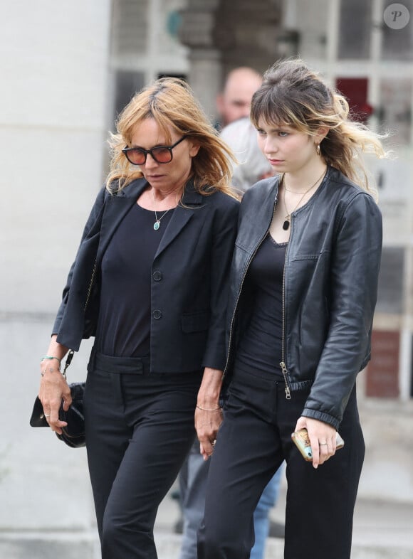 Axelle Laffont et sa fille Mitty Hazanavicius - Obsèques de P.Laffont dans la salle de la Coupole du cimetière du Père-Lachaise à Paris, le 23 août 2024. L'animateur de télévision est décédé le 7 août 2024 à l'âge de 84 ans. © Dominique Jacovides / Bestimage  