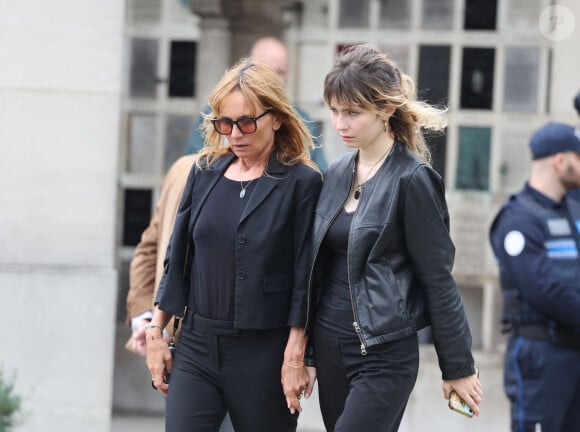 Axelle Laffont et sa fille Mitty Hazanavicius - Obsèques de P.Laffont dans la salle de la Coupole du cimetière du Père-Lachaise à Paris, le 23 août 2024. L'animateur de télévision est décédé le 7 août 2024 à l'âge de 84 ans. © Dominique Jacovides / Bestimage  