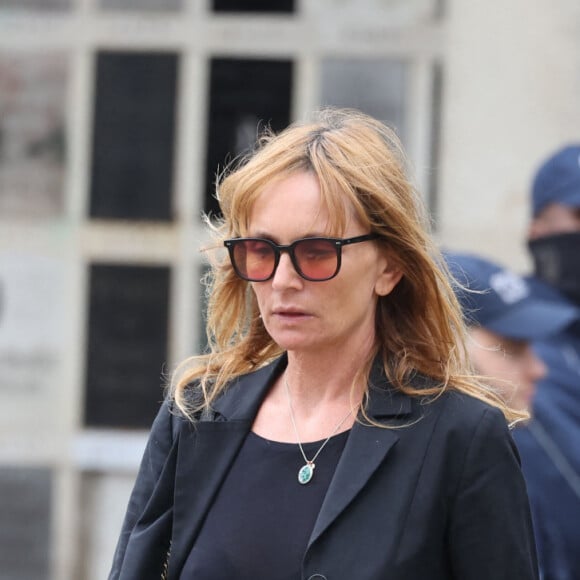 Axelle Laffont et sa fille Mitty Hazanavicius - Obsèques de P.Laffont dans la salle de la Coupole du cimetière du Père-Lachaise à Paris, le 23 août 2024. L'animateur de télévision est décédé le 7 août 2024 à l'âge de 84 ans. © Dominique Jacovides / Bestimage  