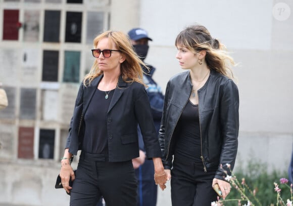 Axelle Laffont et sa fille Mitty Hazanavicius - Obsèques de P.Laffont dans la salle de la Coupole du cimetière du Père-Lachaise à Paris, le 23 août 2024. L'animateur de télévision est décédé le 7 août 2024 à l'âge de 84 ans. © Dominique Jacovides / Bestimage  