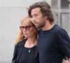 Ils sont nombreux à rendre hommage à Patrice Laffont au Père Lachaise, dans le 20e arrondissement de Paris.
Axelle Laffont et son compagnon Romain Sichez - Obsèques de P.Laffont dans la salle de la Coupole du cimetière du Père-Lachaise à Paris. © Dominique Jacovides / Bestimage 