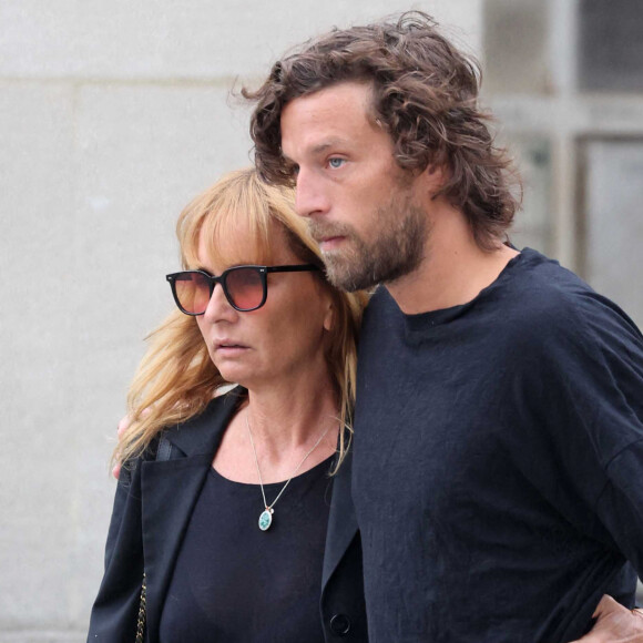 Ils sont nombreux à rendre hommage à Patrice Laffont au Père Lachaise, dans le 20e arrondissement de Paris.
Axelle Laffont et son compagnon Romain Sichez - Obsèques de P.Laffont dans la salle de la Coupole du cimetière du Père-Lachaise à Paris. © Dominique Jacovides / Bestimage 