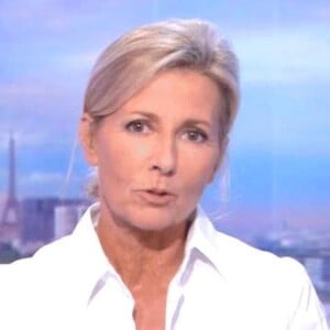 Durant 24 ans, Claire Chazal a été la présentatrice vedette des JT du week-end de TF1
Claire Chazal sur le plateau du JT de TF1