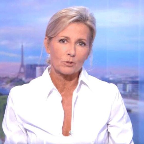 Durant 24 ans, Claire Chazal a été la présentatrice vedette des JT du week-end de TF1
Claire Chazal sur le plateau du JT de TF1