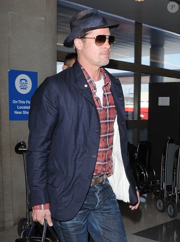 Depuis la fameuse dispute dans l'avion en septembre 2016, la guerre fait rage entre-eux.Brad Pitt arrive à l'aéroport LAX de Los Angeles pour prendre un avion. Malgré les rumeurs de divorce qui courent, l'acteur continue de porter son alliance. Le 15 juin 2016 