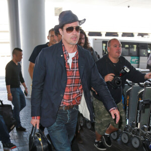 Brad Pitt arrive à l'aéroport LAX de Los Angeles pour prendre un avion. Malgré les rumeurs de divorce qui courent, l'acteur continue de porter son alliance. Le 15 juin 2016 