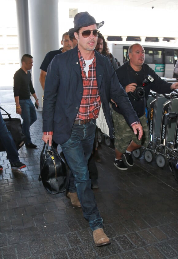 Brad Pitt arrive à l'aéroport LAX de Los Angeles pour prendre un avion. Malgré les rumeurs de divorce qui courent, l'acteur continue de porter son alliance. Le 15 juin 2016 