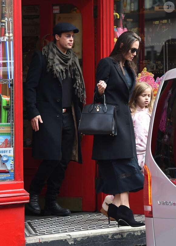 Brad Pitt, sa femme Angelina Jolie et leurs filles Vivienne et Zahara quittent un magasin de jouets à Londres le 12 mars 2016. 