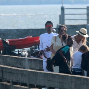 Brad Pitt et Angelina Jolie profitent d'une journée en bateau en famille, avec leurs enfants Shiloh, Vivienne, Knox, Maddox, Pax, et Zahara Jolie-Pitt et le frère d'Angelina, James Haven, à Phuket, le 26 décembre 2015. Pax est resté à l'intérieur du bateau avec sa jambe cassée suite à son accident de jet-ski. 