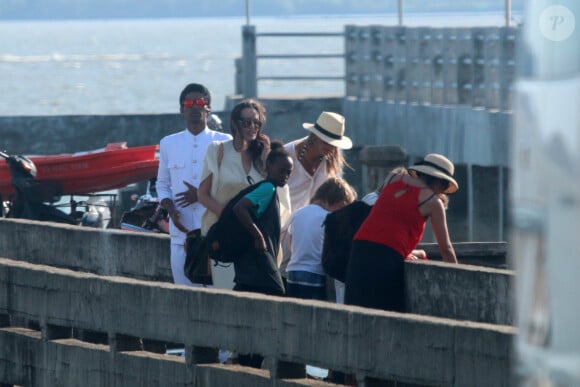 Brad Pitt et Angelina Jolie profitent d'une journée en bateau en famille, avec leurs enfants Shiloh, Vivienne, Knox, Maddox, Pax, et Zahara Jolie-Pitt et le frère d'Angelina, James Haven, à Phuket, le 26 décembre 2015. Pax est resté à l'intérieur du bateau avec sa jambe cassée suite à son accident de jet-ski. 