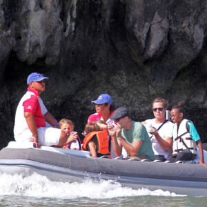 rad Pitt et Angelina Jolie profitent d'une journée en bateau en famille, avec leurs enfants Shiloh, Vivienne, Knox, Maddox, Pax, et Zahara Jolie-Pitt et le frère d'Angelina, James Haven, à Phuket, le 26 décembre 2015. Pax est resté à l'intérieur du bateau avec sa jambe cassée suite à son accident de jet-ski. 