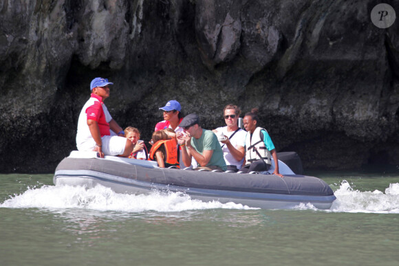 rad Pitt et Angelina Jolie profitent d'une journée en bateau en famille, avec leurs enfants Shiloh, Vivienne, Knox, Maddox, Pax, et Zahara Jolie-Pitt et le frère d'Angelina, James Haven, à Phuket, le 26 décembre 2015. Pax est resté à l'intérieur du bateau avec sa jambe cassée suite à son accident de jet-ski. 