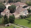 Le couple se déchire notamment encore à propos de leur propriété de Miraval dans le Var.Le château et le vignoble, entourés de forêts, d'oliveraies et d'un lac, ont été loués pour la première fois par les stars en 2008 et ils ont acheté le domaine pour un montant estimé à un million d'euros en 2012. Ils s'y sont mariés en 2014. Selon UsWeekly.com, Brad Pitt et Angelina Jolie ont accepté de se séparer de leur domaine et de leur vignoble alors qu'ils sont en instance de divorce. Photo par ABACAPRESS.COM